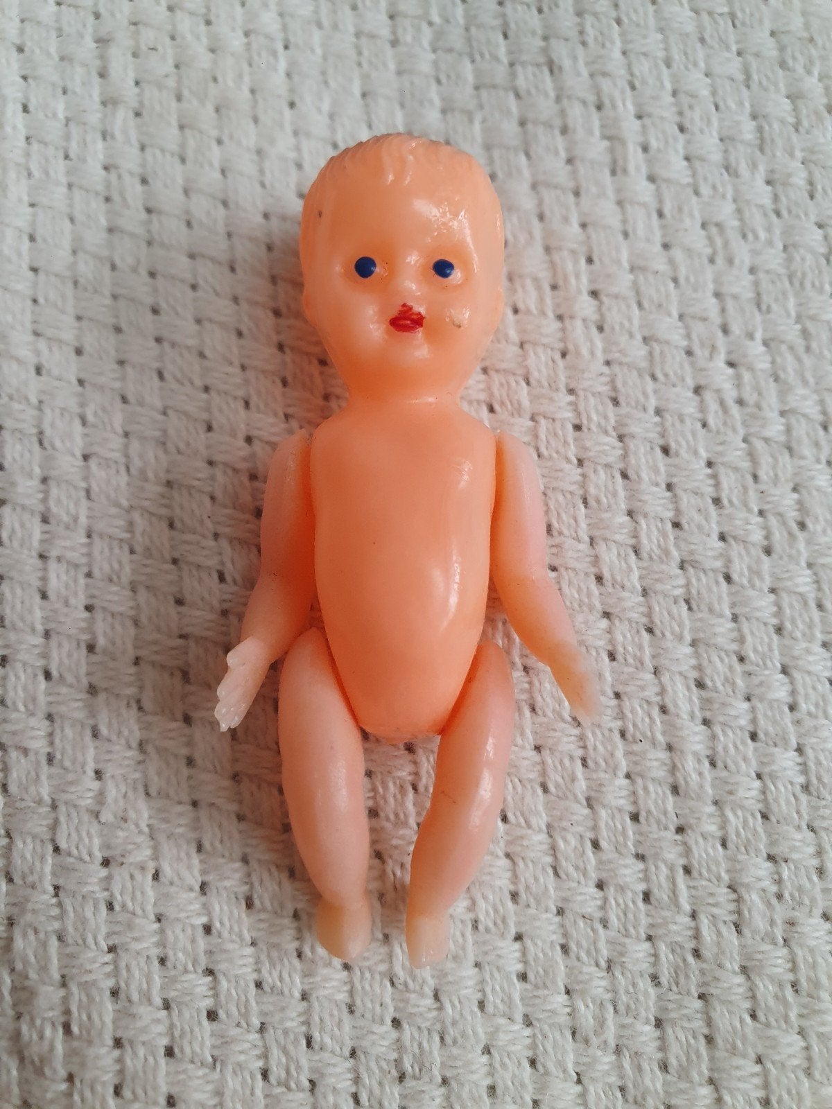 Vintage miniatuur babypopje – Made in Hong Kong – 5,5 cm, Popje, Gebruikt, ., Ophalen of Verzenden