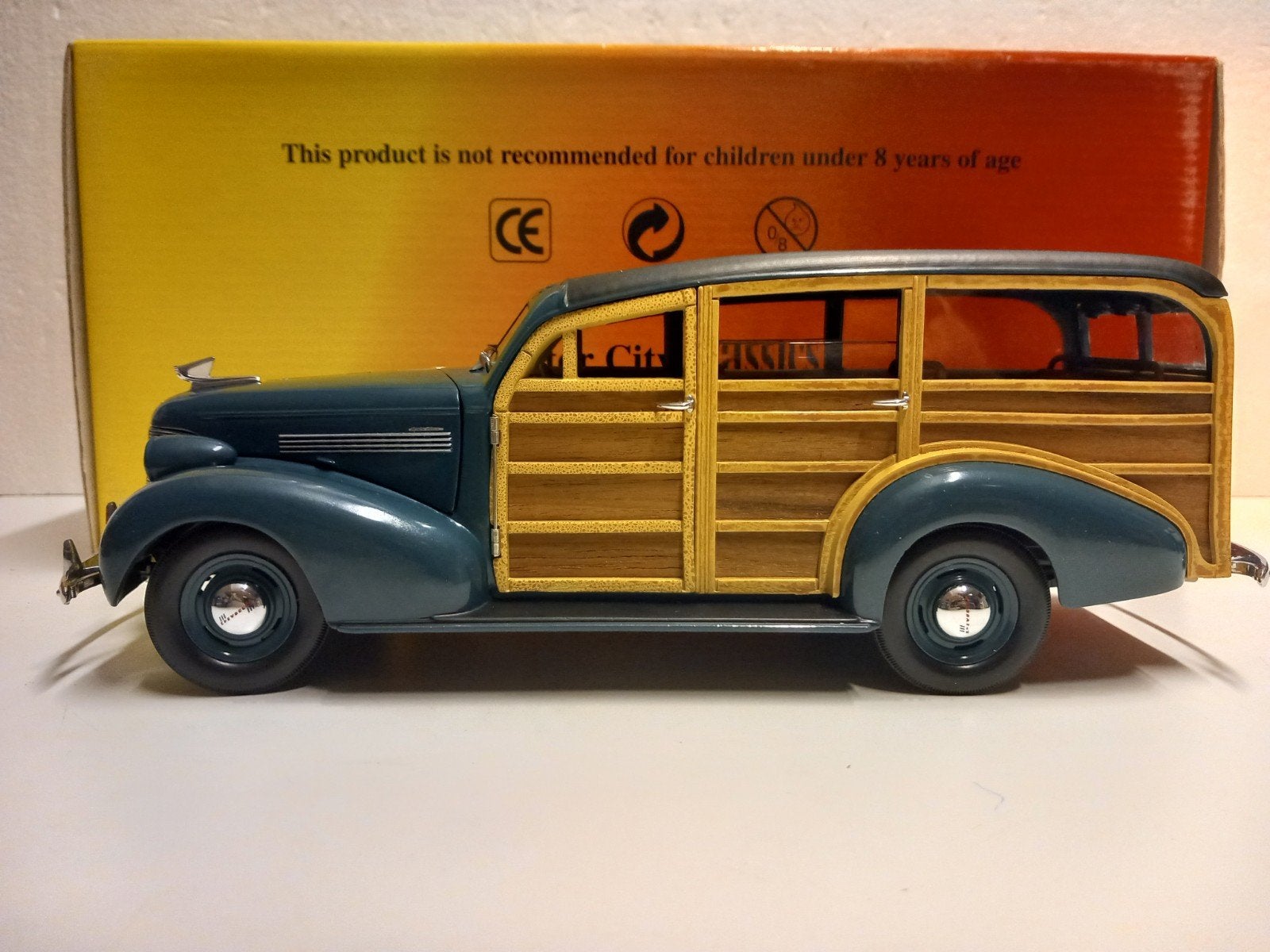 Chevrolet Woody Wagon Yosemite green Motor City 1:18 KRD, Ophalen of Verzenden, Zo goed als nieuw, Auto, Overige merken