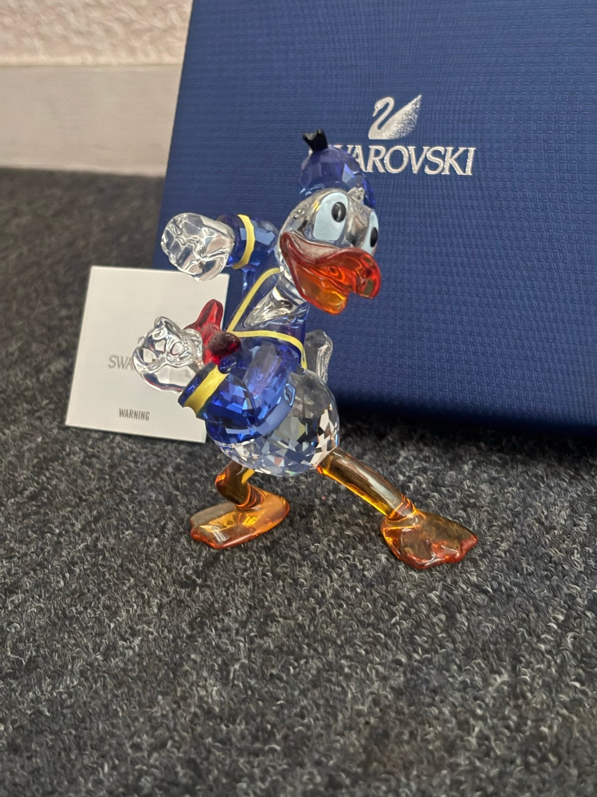 Swarovski Donald Duck - Gekleurd Swarovski beeldje, Verzamelen, Swarovski, Ophalen, Zo goed als nieuw, Figuurtje