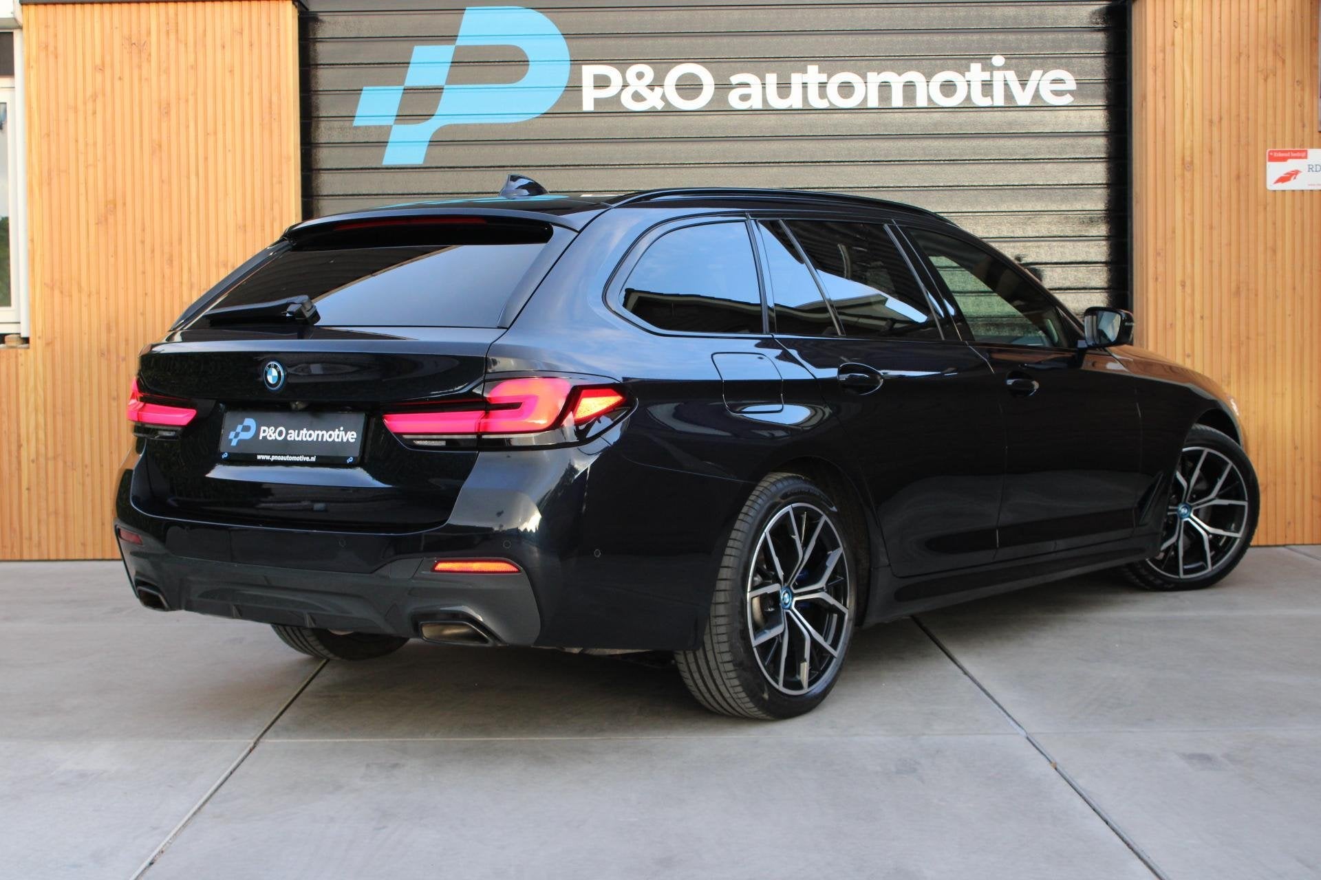 BMW 5-serie Touring 530e xDrive M ZETEL | H/K | LASER | PANO, Automaat, 1935 kg, Gebruikt, 4 cilinders