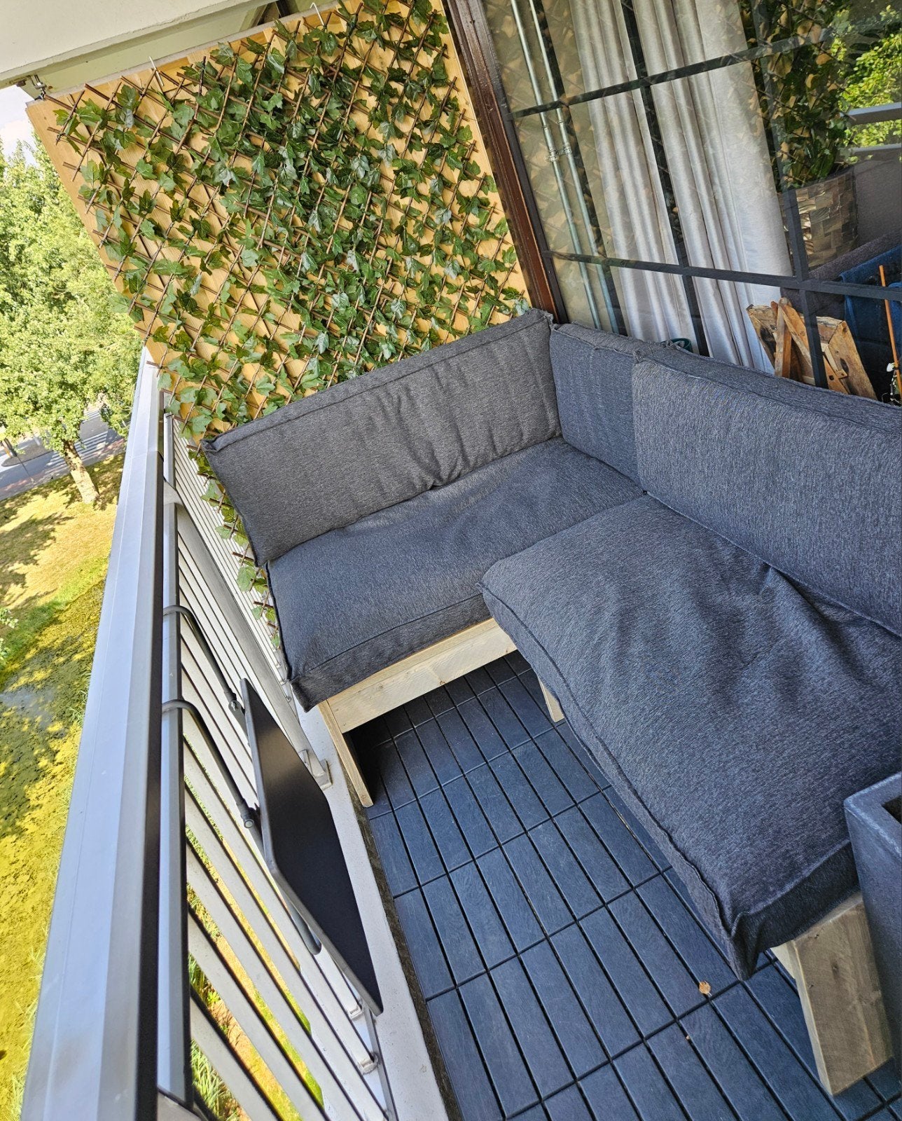 Houten hoekbankje balkon met donkergrijze (pallet) kussens, Ophalen of Verzenden, Hout