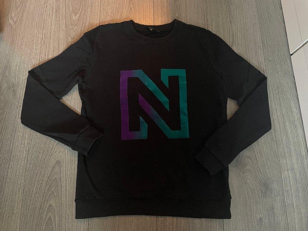 Nikkie plessen n logo kleur zwarte sweater lange mouw mt 38, Maat 38/40 (M), Zwart, Ophalen of Verzenden, Zo goed als nieuw