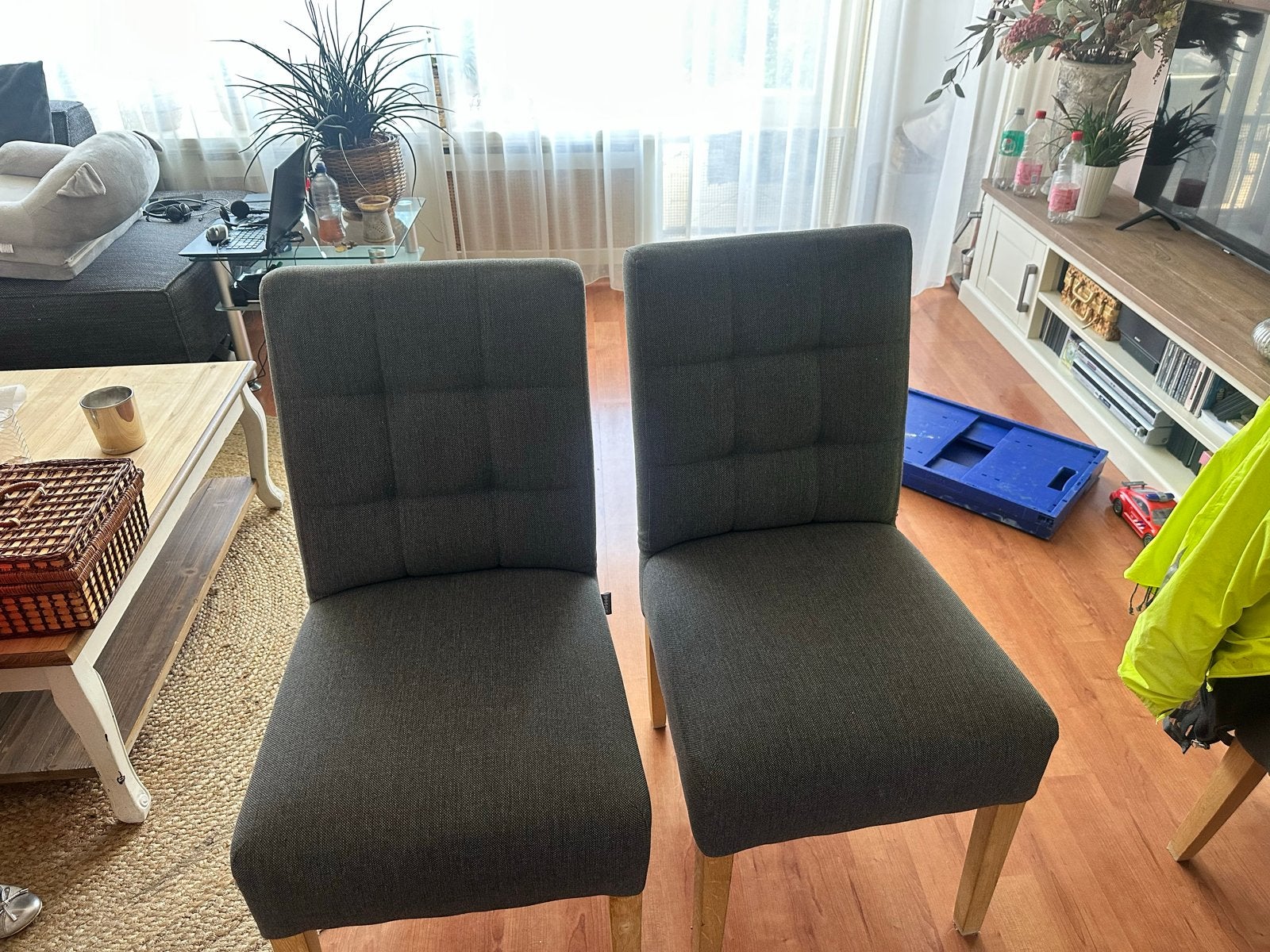 4 Eetkamerstoelen - Grijs stof met houten poten, Huis en Inrichting, Stoelen, Ophalen of Verzenden, Zo goed als nieuw, Vier, Grijs