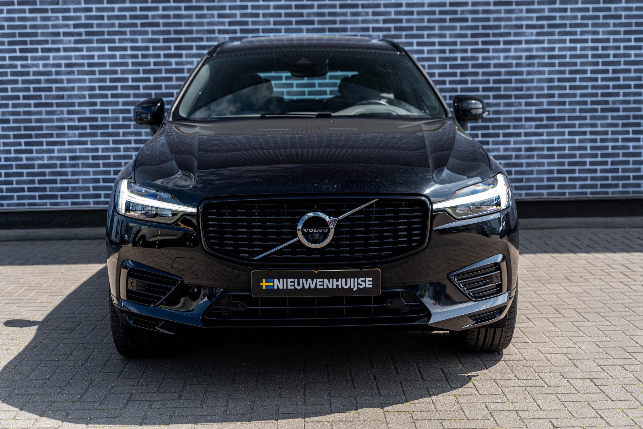 Volvo XC60 Recharge T6 AWD R-Design | Navigatie | Schuif-/Ka, Auto's, Volvo, Gebruikt, Euro 6, 138 €/maand, Leder en Stof