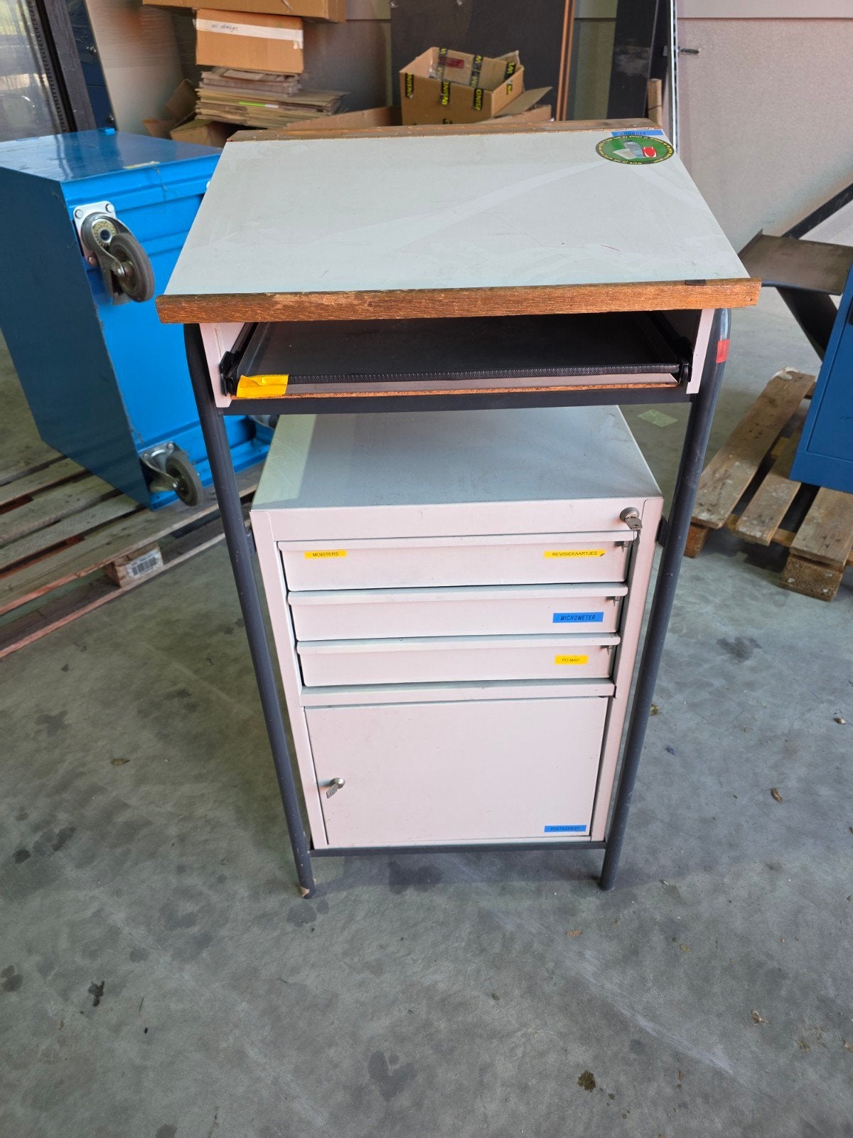 Lessenaar kast, Ophalen