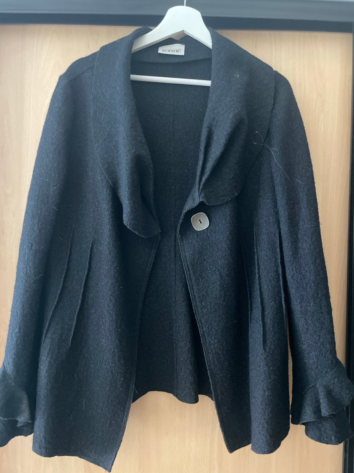 Zwarte wollen jas met ruches - ZORBE, Ophalen, Zo goed als nieuw, Maat 46/48 (XL) of groter, Zwart