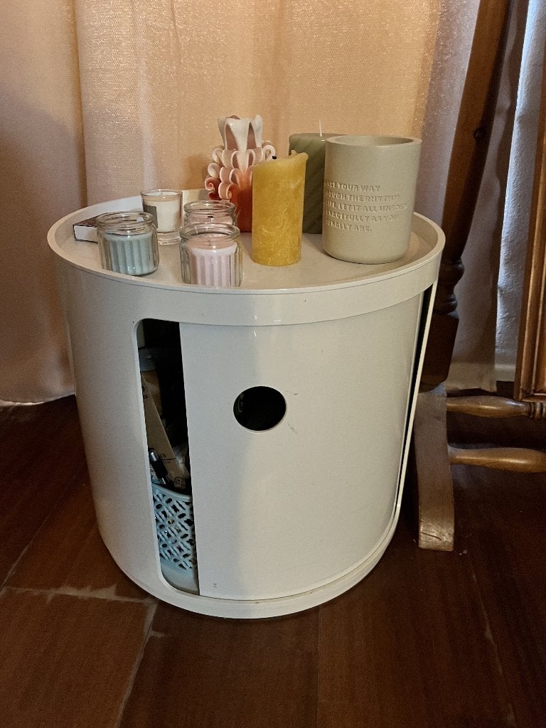 Wit bijzettafeltje met schuifdeur uit Berlijn vintage stijl, Gebruikt, Rond, Minimalistisch, bauhaus, de stijl, Ophalen