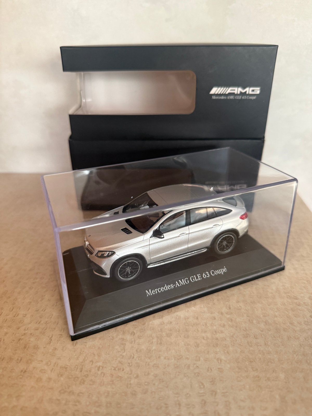Mercedes GLE63 AMG 1:43 Spark Dealer nieuw! Zeer mooi model!, Ophalen of Verzenden, Zo goed als nieuw