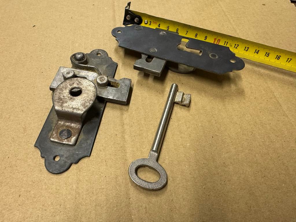 Antiek Brocante Kastdeurslot 13x4 cm met Sleutel (2x), Ophalen of Verzenden, Zo goed als nieuw