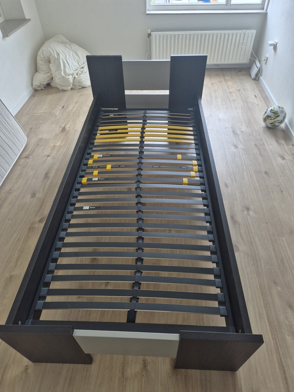 Eenpersoonsbed met lattenbodem (90x200 cm), Ophalen, Gebruikt, 90 cm, Eenpersoons