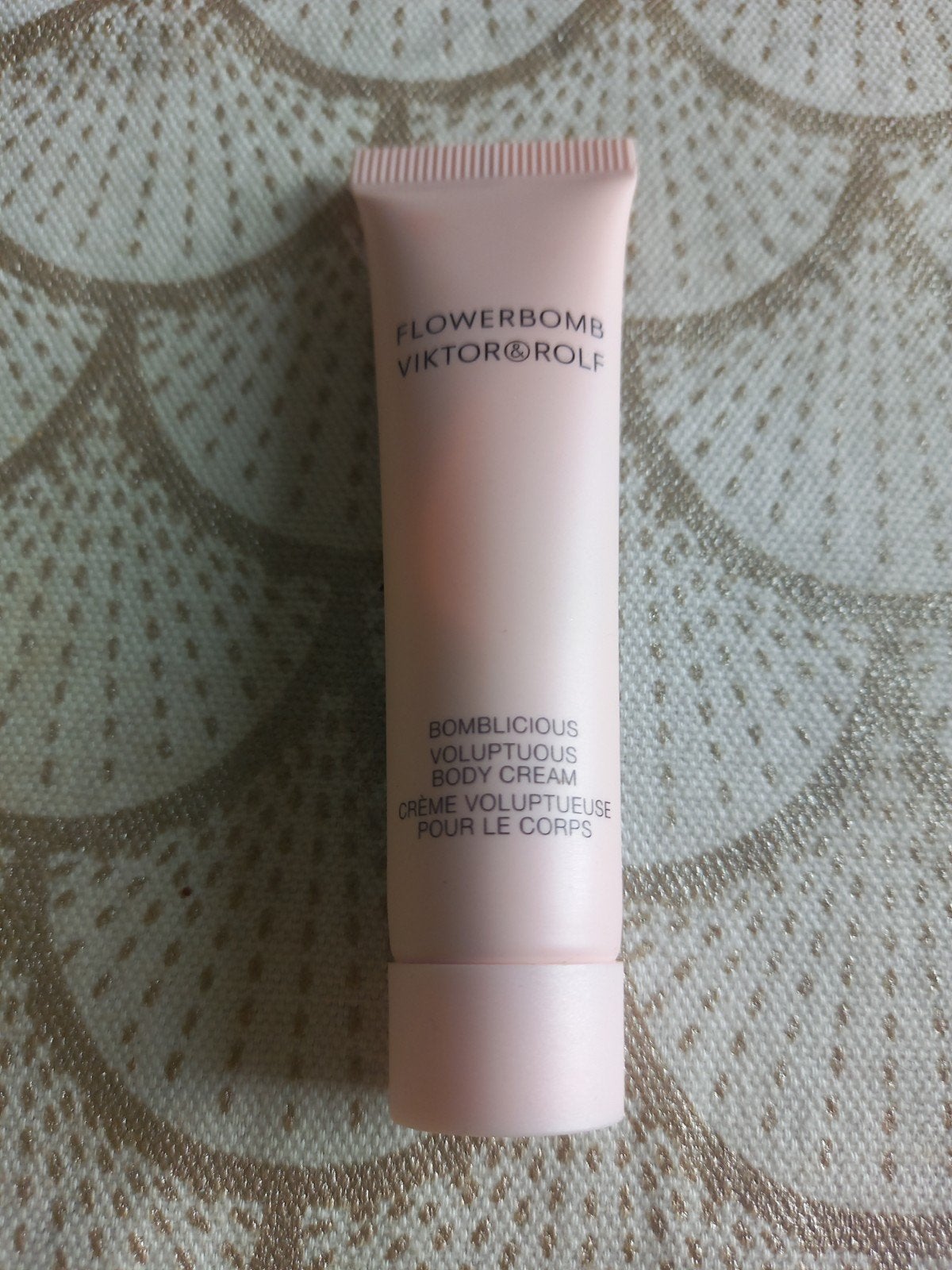 Proefje Flowerbomb Viktor & Rolf Body cream, Ophalen of Verzenden, Nieuw, Bodylotion, Crème of Olie