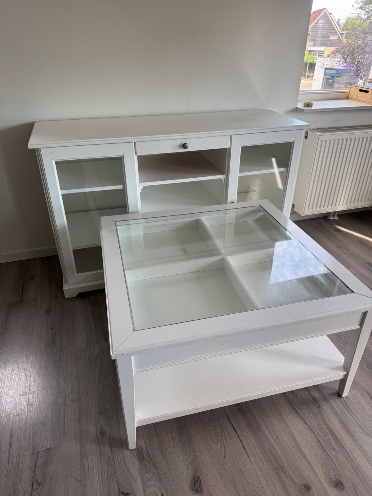 Buffetkast (gebruikt als tv meubel) en salontafel, Ophalen