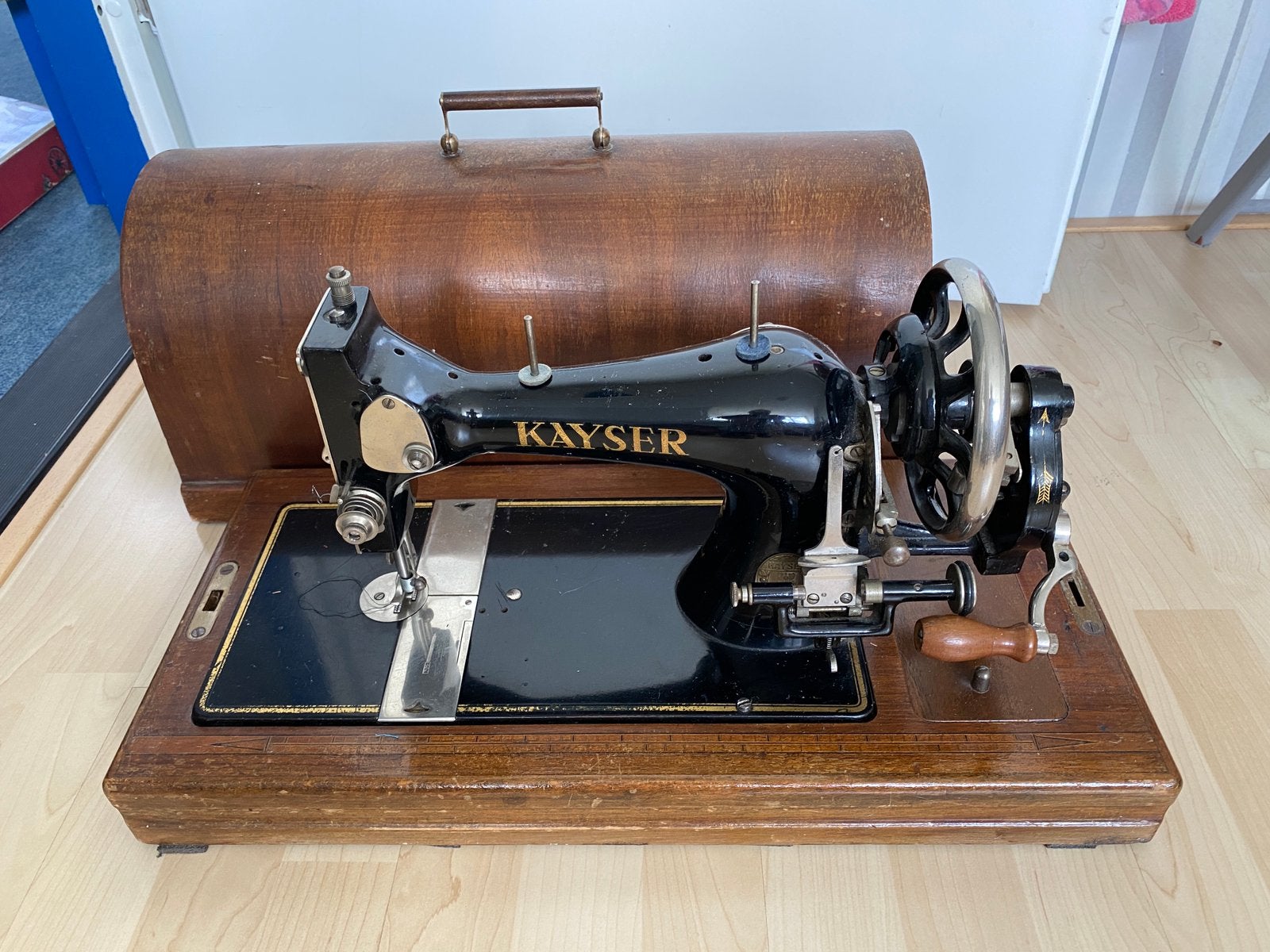 Naaimachine in houten kast, Ophalen