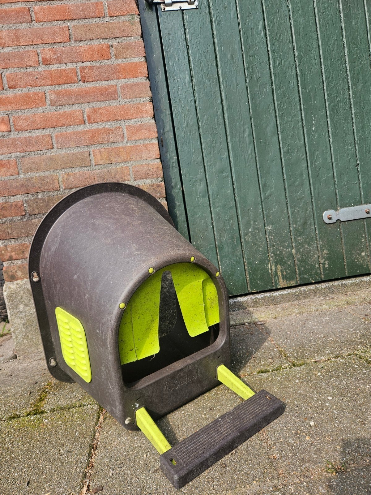 Twee legkasten nest voor kippen, Ophalen, Drinken en Voederen