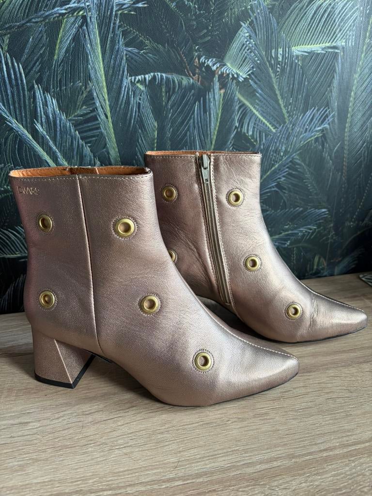 DWRS enkellaarsjes maat 39 – Brons met studs – nieuwstaat, Kleding | Dames, Schoenen, Overige kleuren, Lage of Enkellaarzen, Nieuw