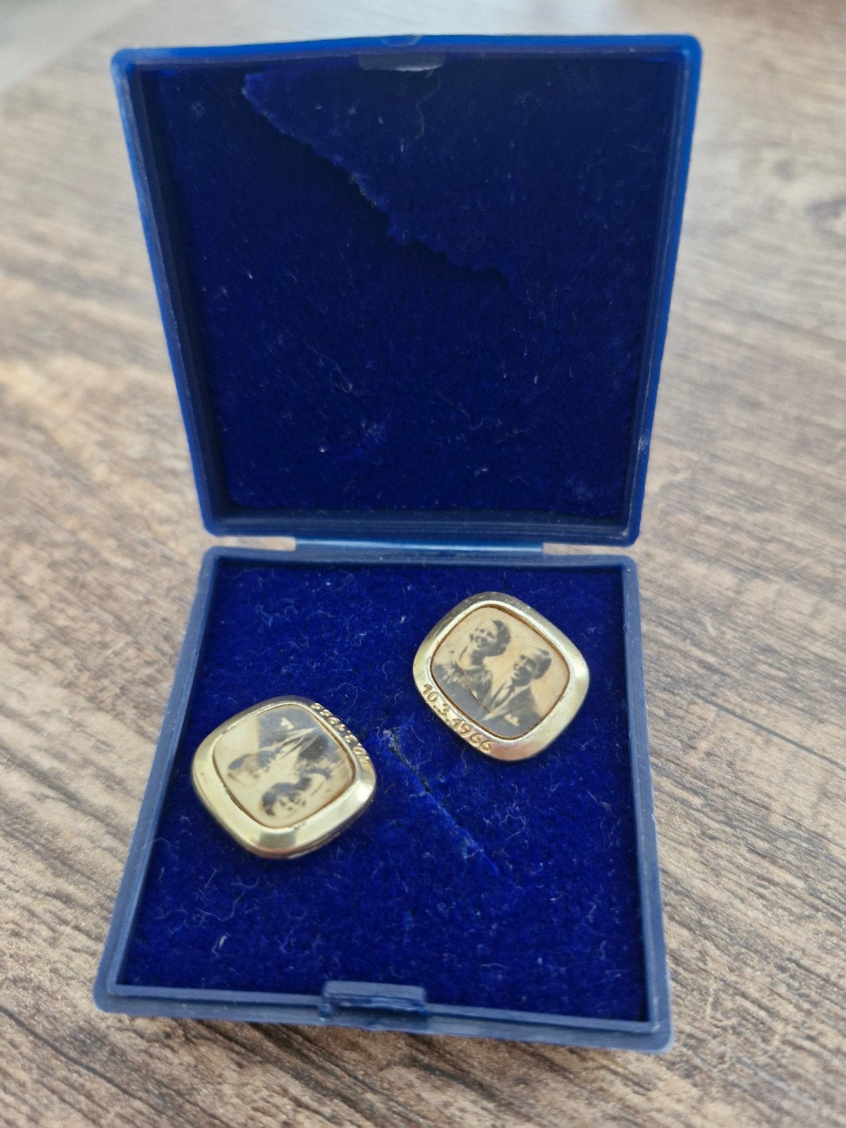 2 speldjes Huwelijk Beatrix en Claus., Ophalen of Verzenden, Speld(je) of Lepel(tje)