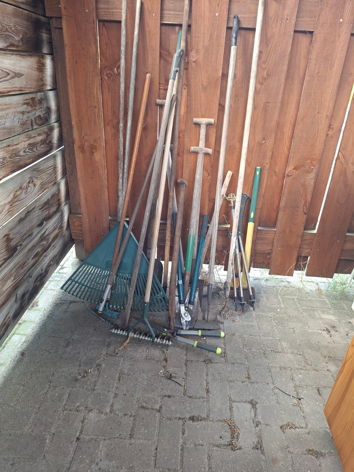 Diverse tuingereedschappen: schoppen, harken, bijlen, Ophalen, Gebruikt