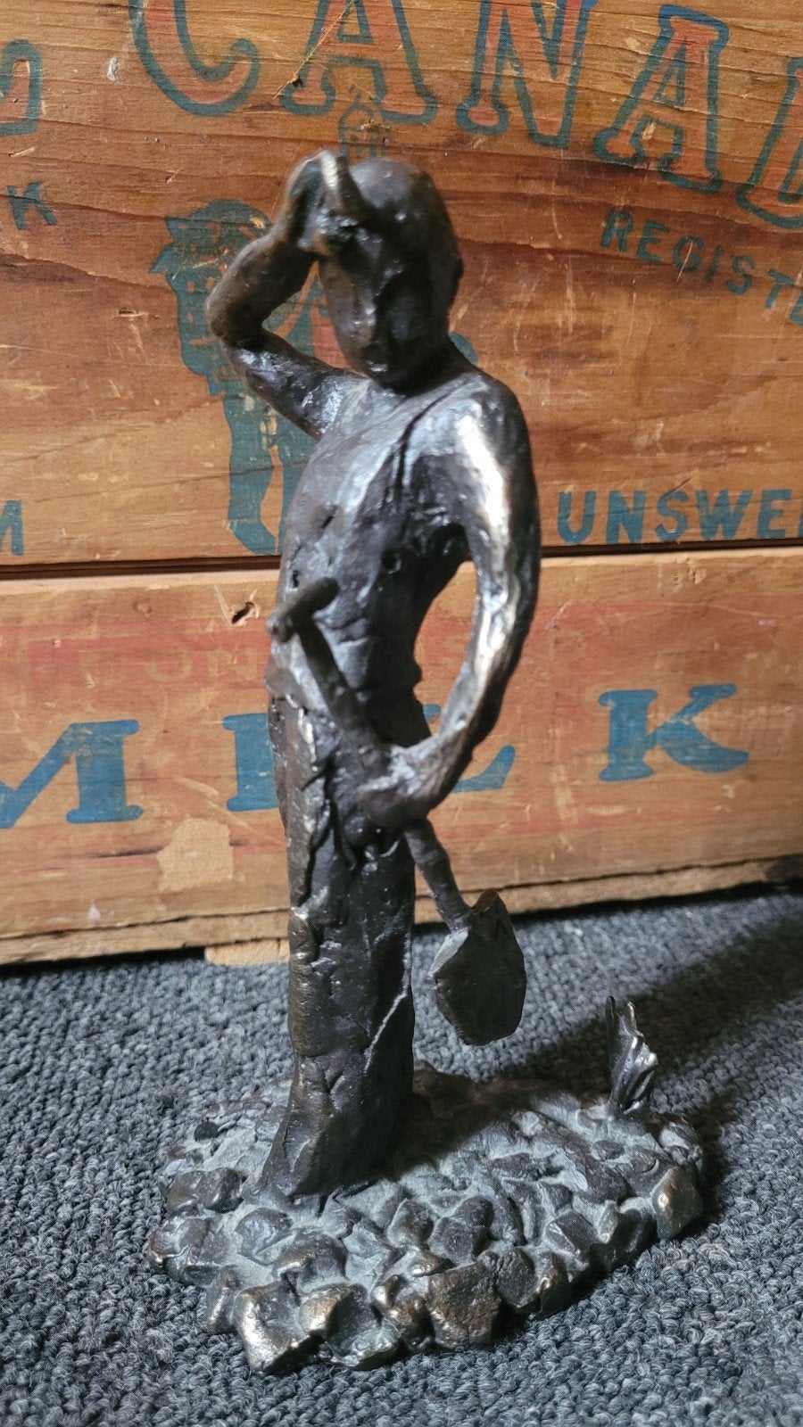 Bronzen beeldje van een mijnwerker met schop, Antiek en Kunst, Minder dan 20 cm, Ophalen of Verzenden, Beeld, Bruin