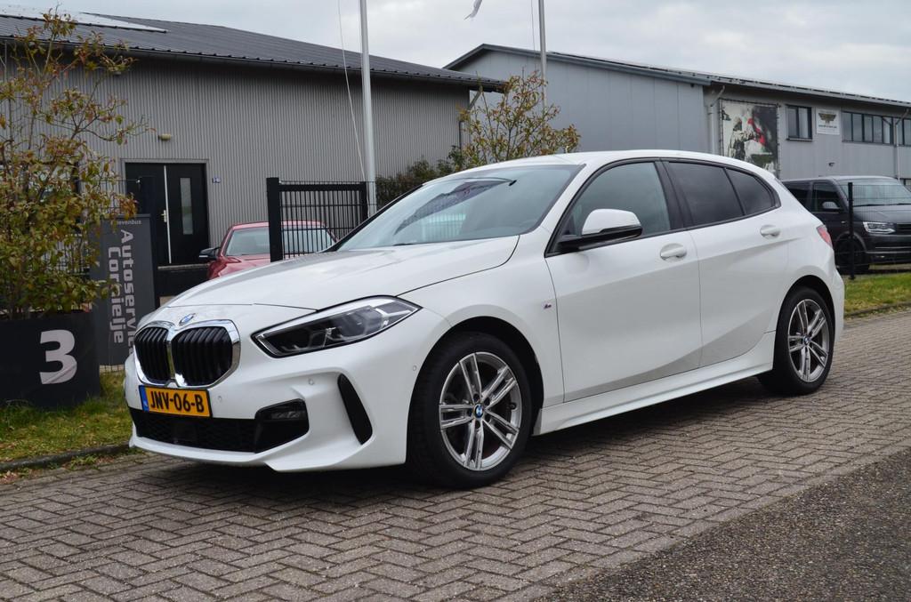 BMW 1-serie 118i High Executive M pakket, Carplay, Camera, L, Auto's, 136 pk, Gebruikt, Leder en Stof, Wit