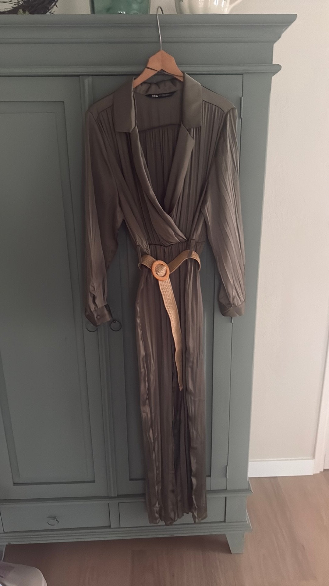 Khaki Zara jumpsuit satijnachtige stof maat M, Ophalen of Verzenden, Zo goed als nieuw, Groen