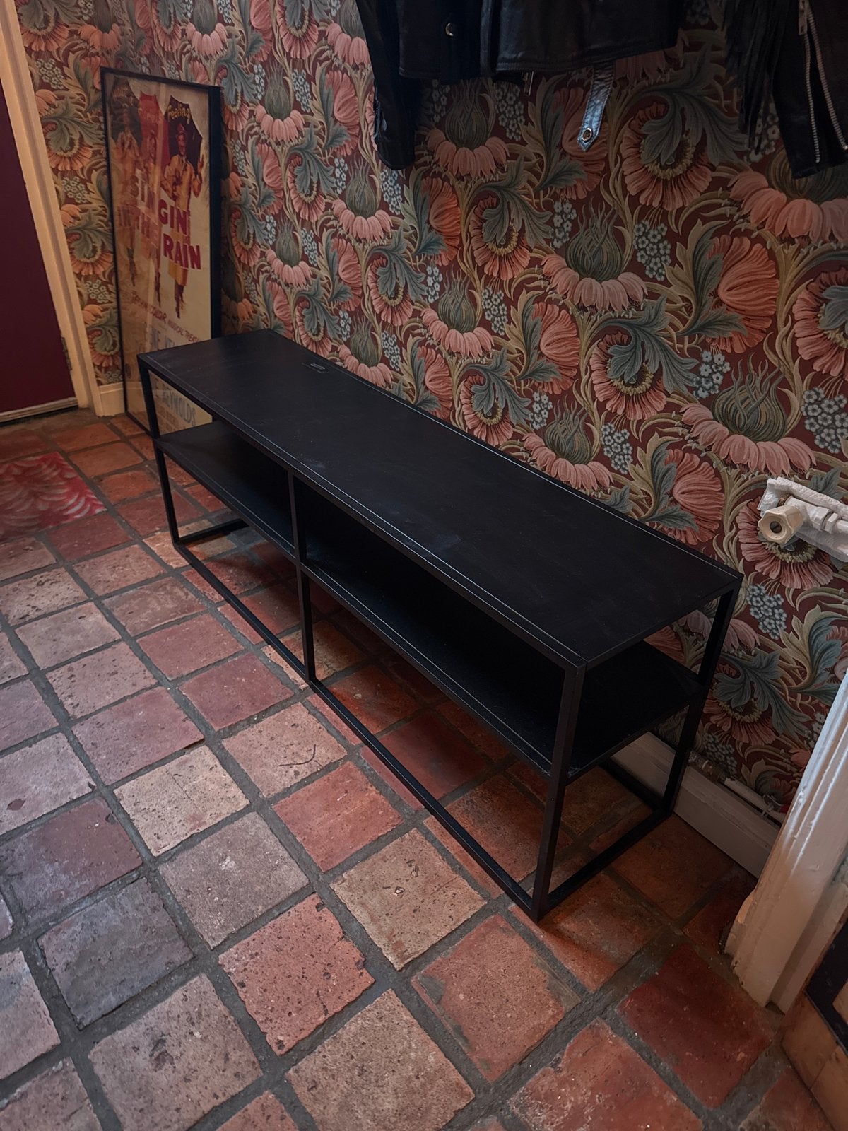 JYSK Virum TV-meubel/dressoir - Zwart metaal en hout, Ophalen, Gebruikt, 100 tot 150 cm, Minder dan 100 cm