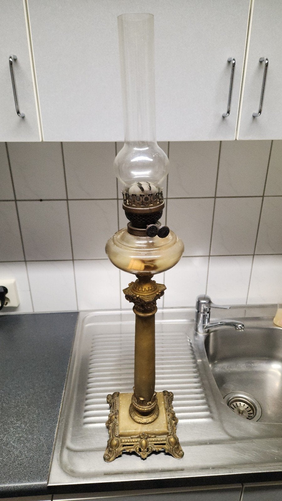 Antieke olielamp met glazen kap, Ophalen of Verzenden