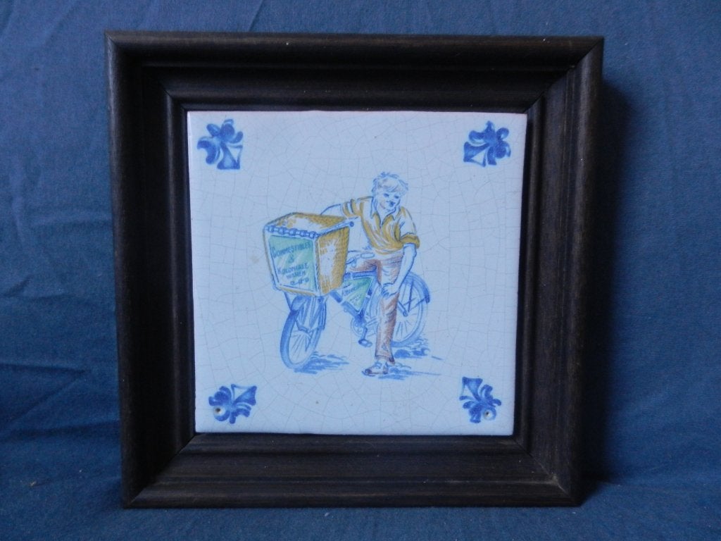 Tegel Jongen m bakfiets De Swaen Gouda/Bleiswijk c 1982 13,5, Antiek en Kunst, Antiek | Keramiek en Aardewerk, Ophalen of Verzenden