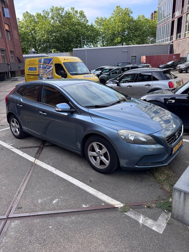 Volvo V40 T3 150 PK | Camera | Cruise | Trekhaak | €4.250, Auto's, Volvo, Voorwielaandrijving, 1596 cc, Zwart, 150 pk
