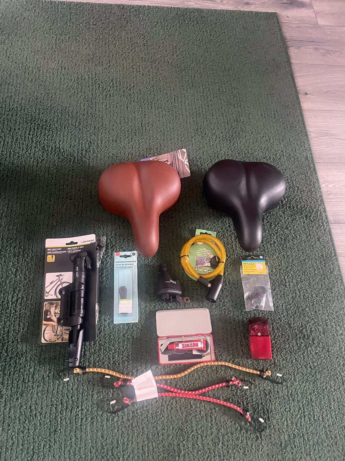 Een partijtje nieuwe Fiets Onderdelen/2 Zadels-Slot-Pomp e.d, Ophalen, Nieuw, Overige typen