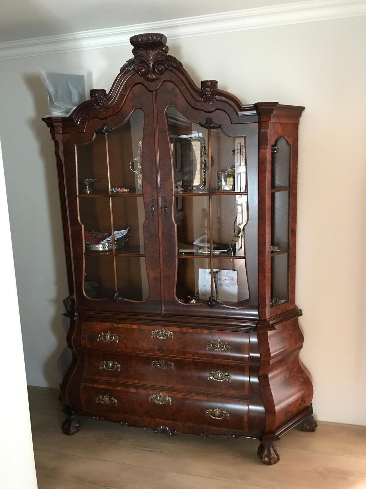 Vitrinekast met Barokke Details € 500,00, Antiek en Kunst, Ophalen