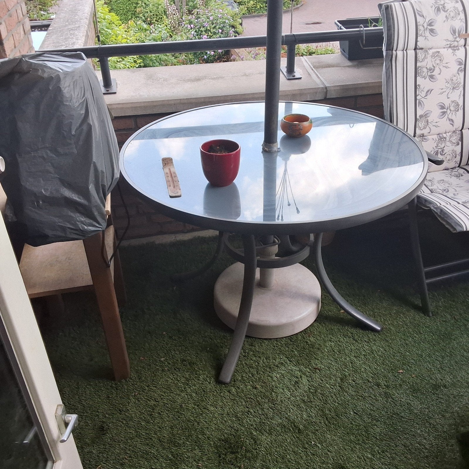 Metalen tuintafel grijs met glasplaat en parasol, Ophalen of Verzenden, Gebruikt, Rond, Metaal