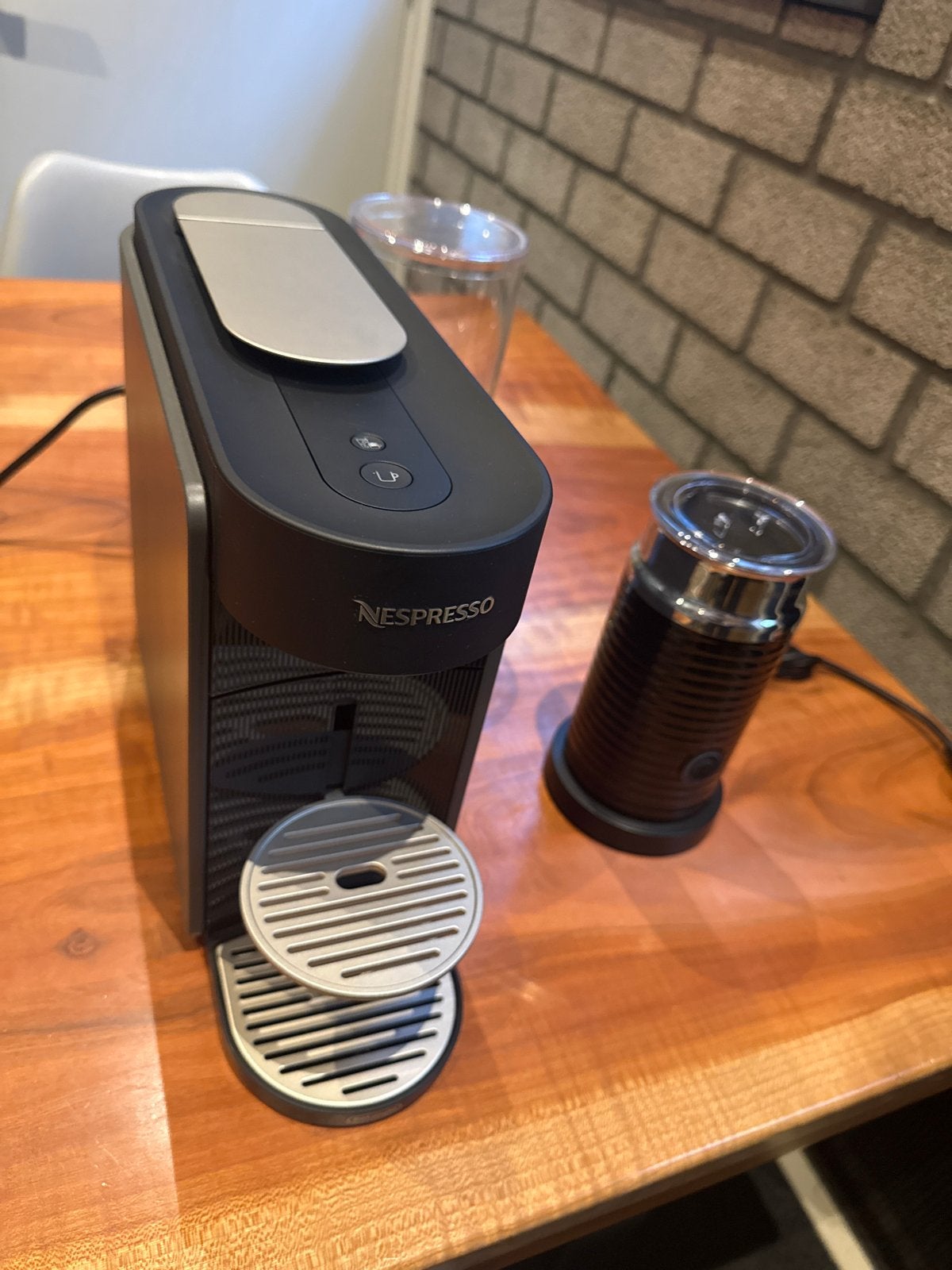 DeLonghi Nespresso Vertuo up met Nespresso melkopschuimer, Witgoed en Apparatuur, Koffiezetapparaten, Ophalen, 1 kopje, Koffiepads en cups
