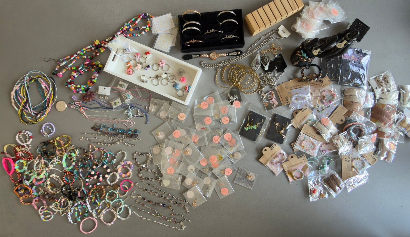 Grote partij sieraden (250), leuk voor september markt !!, Ophalen of Verzenden, Zo goed als nieuw, Overige kleuren