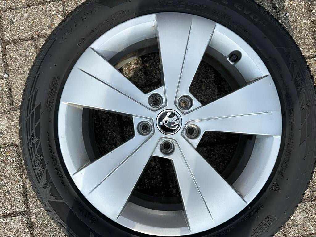 Set Skoda 17 inch winterbanden met velgen 215/55R17 ZGAN!, Auto-onderdelen, Banden en Velgen, Ophalen, Banden en Velgen, 17 inch