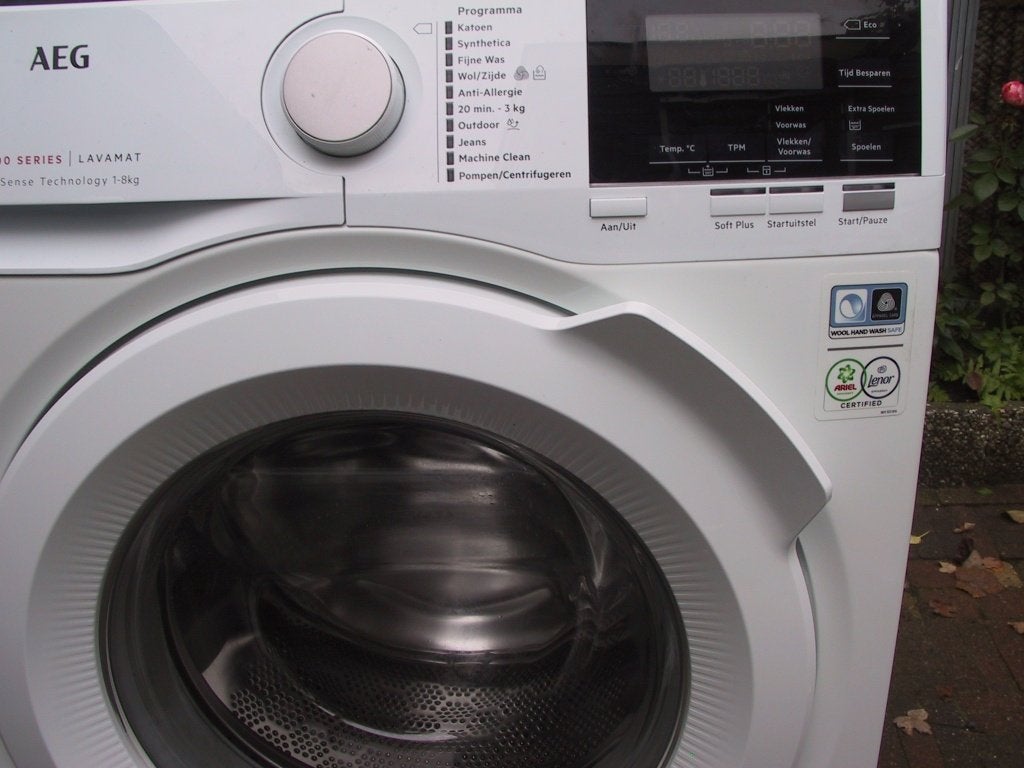 te koop ,  keurige AEG L6FBN84GP .  1400 toeren,8 kg ,silent, Ophalen, 1200 tot 1600 toeren, Gebruikt, 85 tot 90 cm