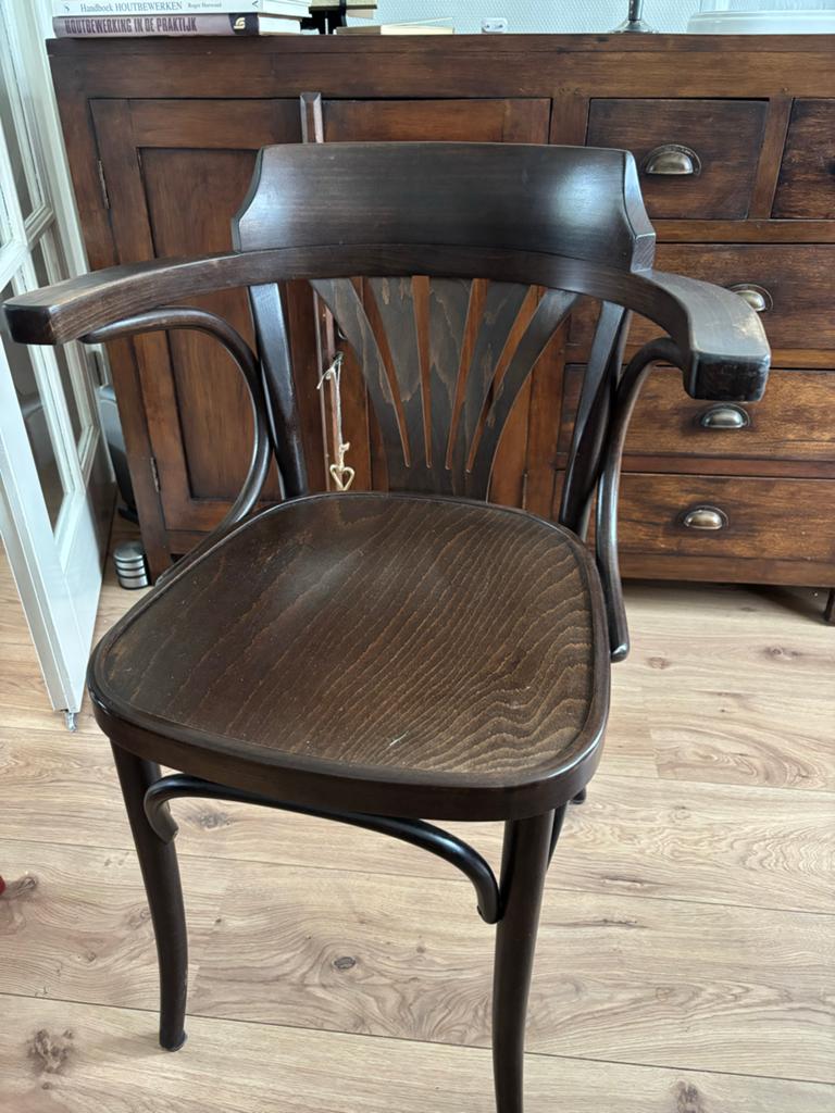 1 Vintage Thonet stoel met armleuning - Donkerbruin, Ophalen of Verzenden