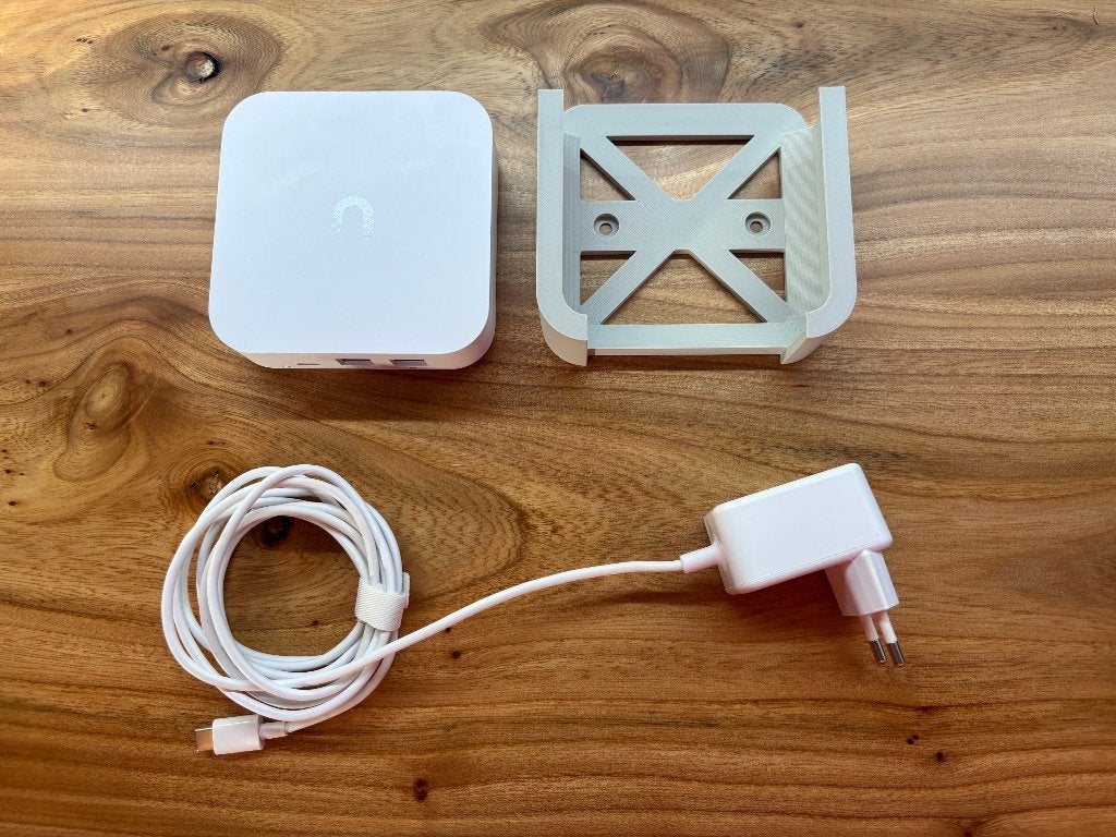 Nette Ubiquiti UniFi Gateway Lite met 3d geprinte wandhouder, Ophalen of Verzenden, Gebruikt, Router, Ubiquity