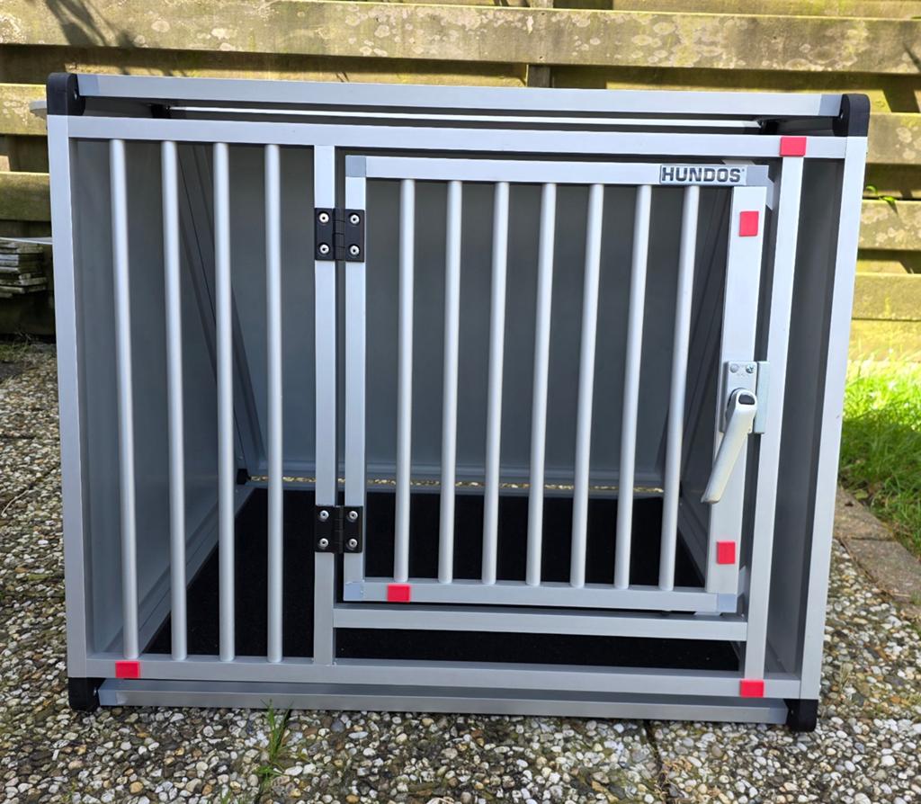 Autobench Hundos maat M 65x80cm inclusief vluchtluik, Dieren en Toebehoren, Hondenbenches, Zo goed als nieuw, Ophalen