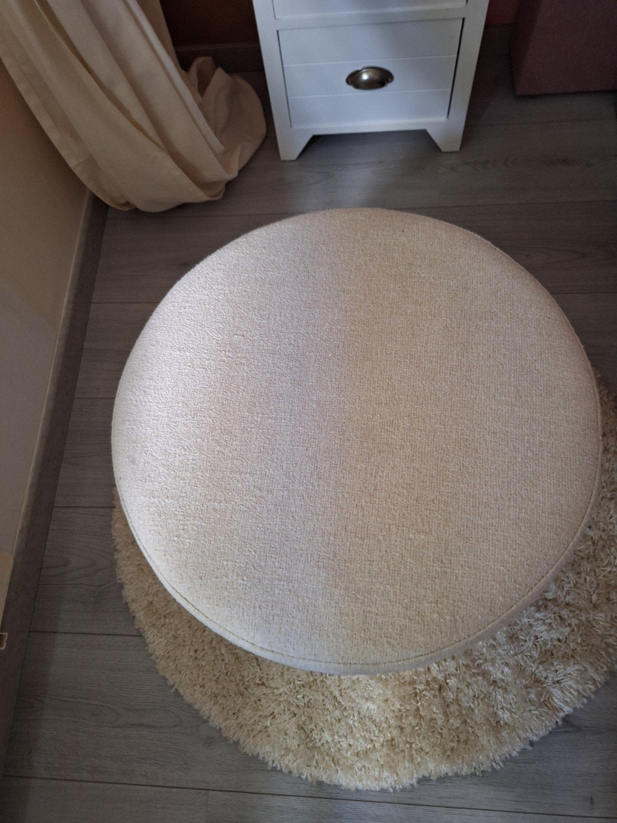 Prachtige ronde crèmekleurige poef van Karwei, Huis en Inrichting, Ophalen, Zo goed als nieuw, Rond, Stof