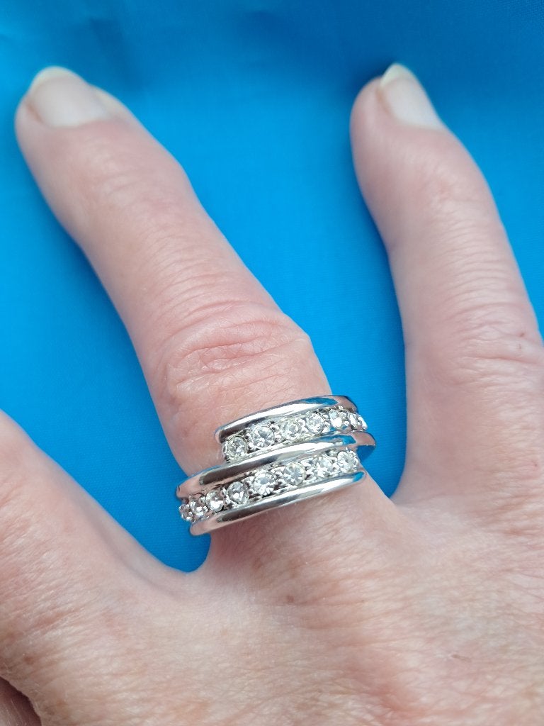 Nieuw! Prachtige ring 18,5 met dubbele rij strass steentjes, Sieraden, Tassen en Uiterlijk, 18 tot 19, Nieuw, Dame, Zilver