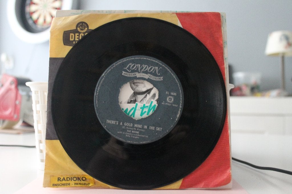 7" Single Pat Boone - There's A Gold Mine In The Sky / Remem, Gebruikt, 7 inch, Ophalen of Verzenden, Pop