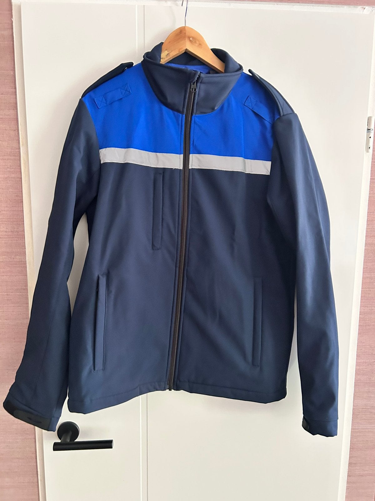 Softshell jas voor opleiding HTV, Ophalen of Verzenden, Zo goed als nieuw, Maat 48/50 (M), Blauw