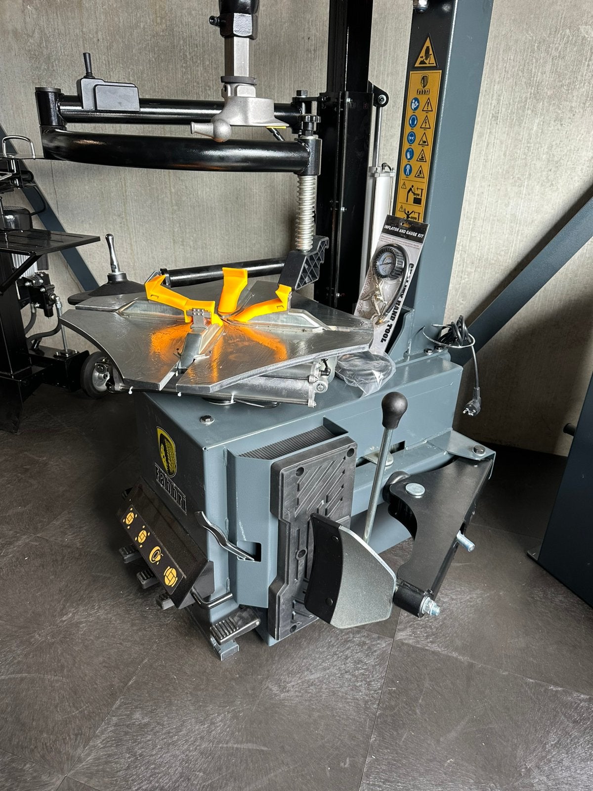 Fabbri bandendemonteermachine met hulparm ZH626F / Nieuw, Auto diversen, Ophalen, Nieuw