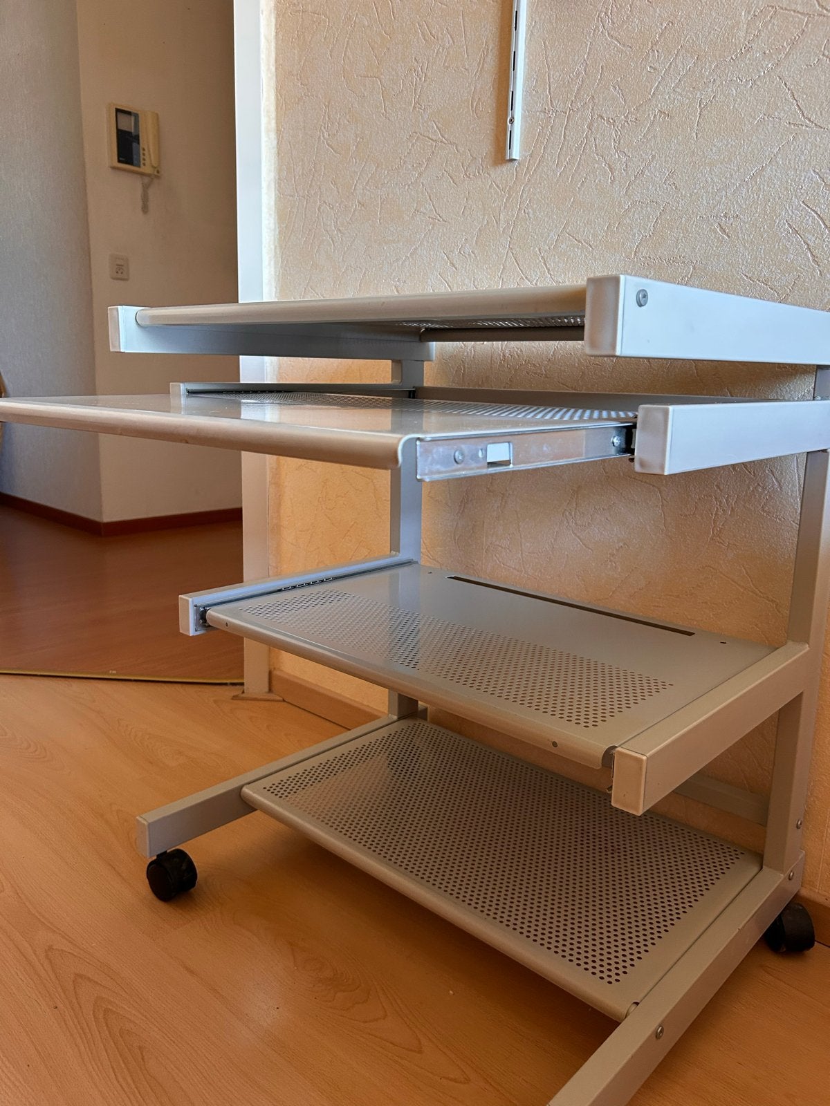 Compact computerbureau op wielen, uitschuifbaar oph Woerden, Ophalen, Gebruikt, Metaal, Grijs