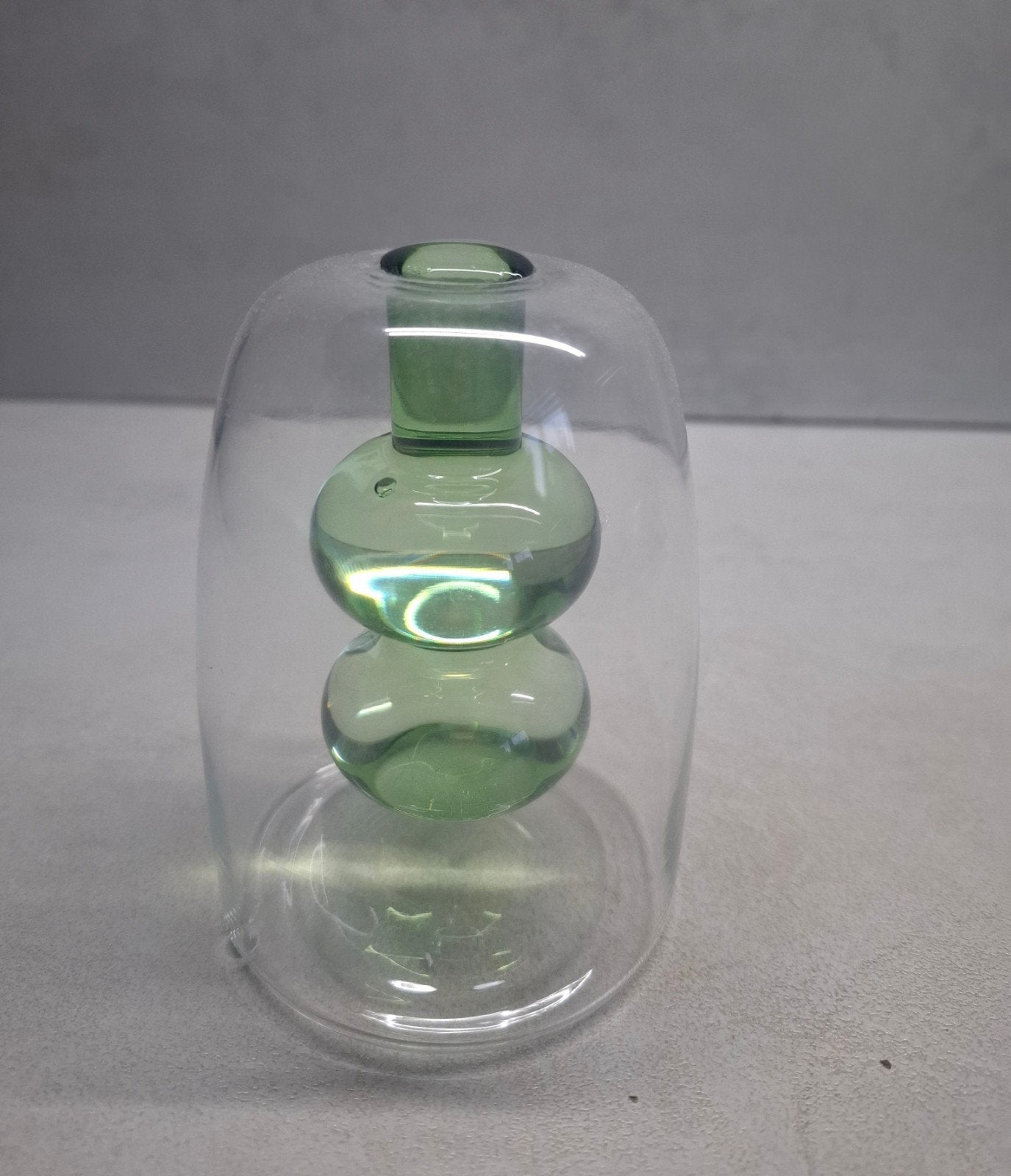Kleine dubbelwandige transparant vaasje met groene bollen, Glas, Meerkleurig, Vaas, Ophalen of Verzenden