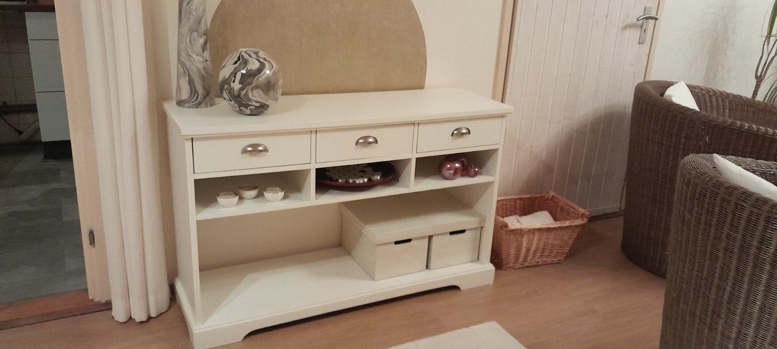 Crèmekleurig dressoir met lades en open vakken, Ophalen, Gebruikt, 100 tot 150 cm, Modern landelijk