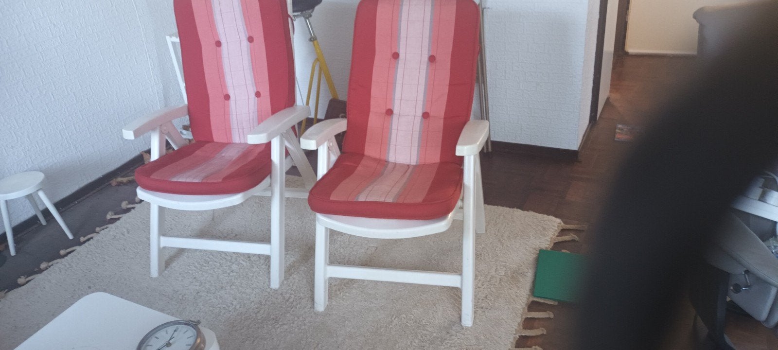 twee witte tuinstoelen met kussens, Ophalen, Gebruikt, Kunststof