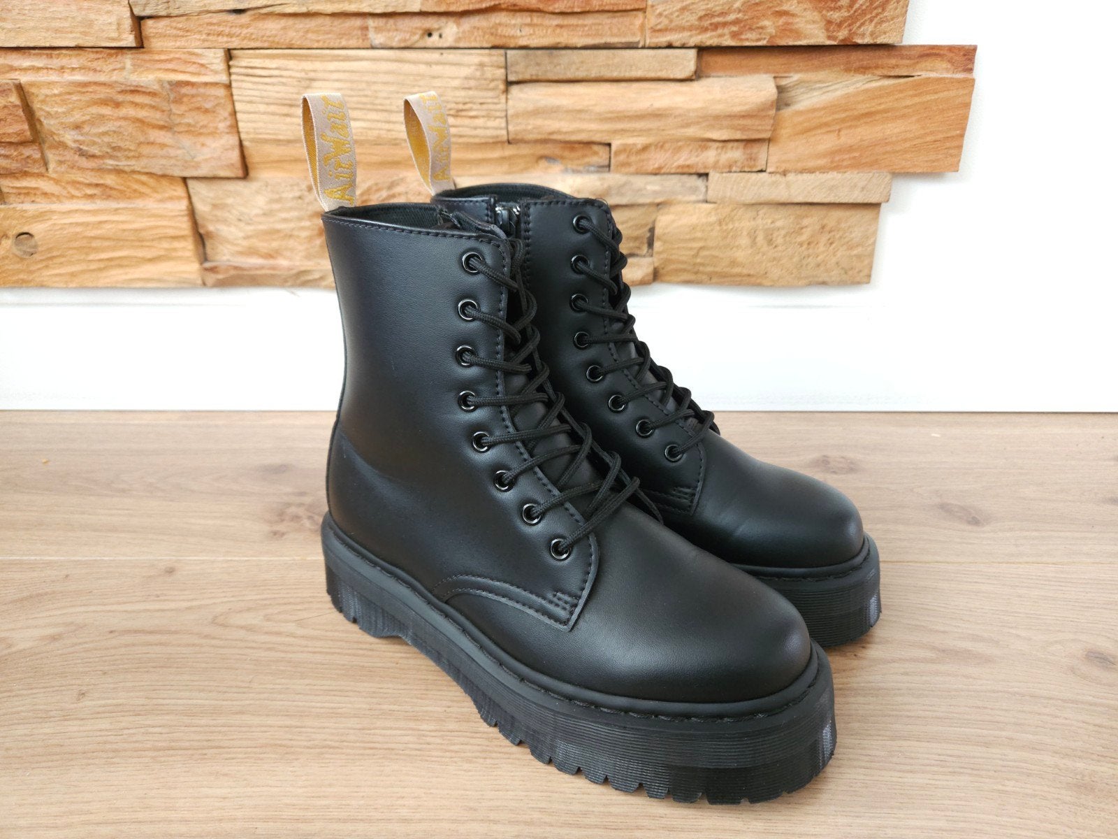 Dr Martens Vegan Mono Jadon II maat 40 veterschoenen zwart, Zwart, Lage of Enkellaarzen, Ophalen of Verzenden, Zo goed als nieuw