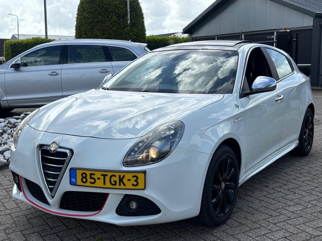 Alfa Romeo Giulietta 1.4 Turbo Benzine Automaat Wit Panorama, Auto's, Automaat, Euro 5, Start-stop-systeem, Zwart