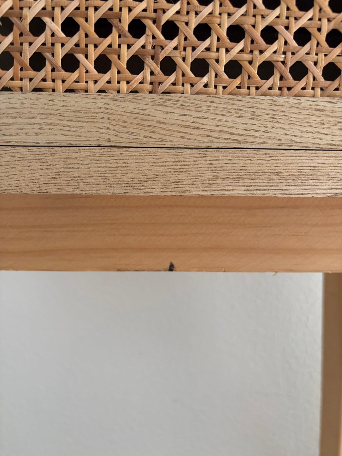 Houten bijzettafel met rotan lades, 55 tot 75 cm, Zo goed als nieuw, Rechthoekig, Hout